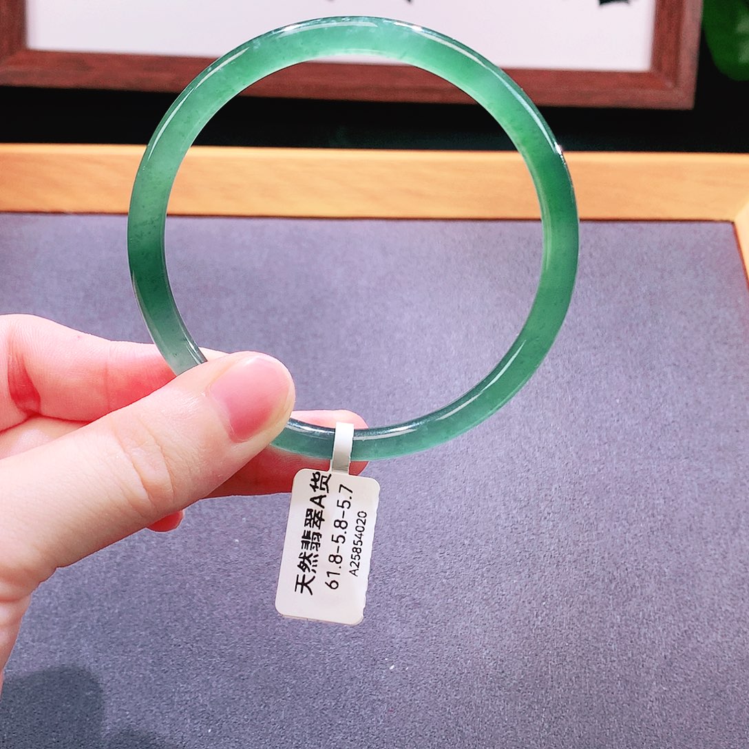 翡翠手镯未镶嵌天然翡翠