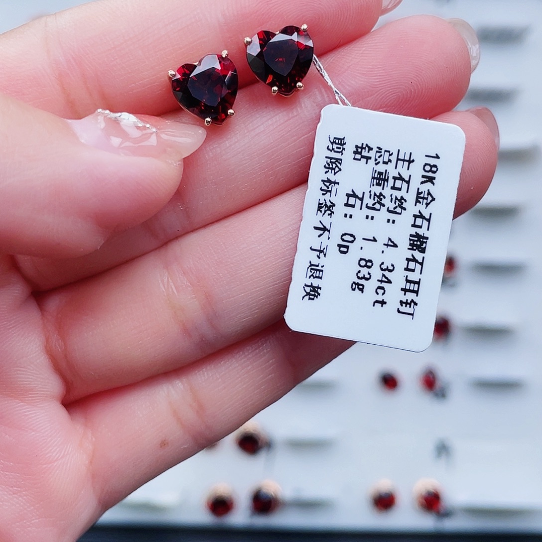 18K金镶嵌石榴石耳饰