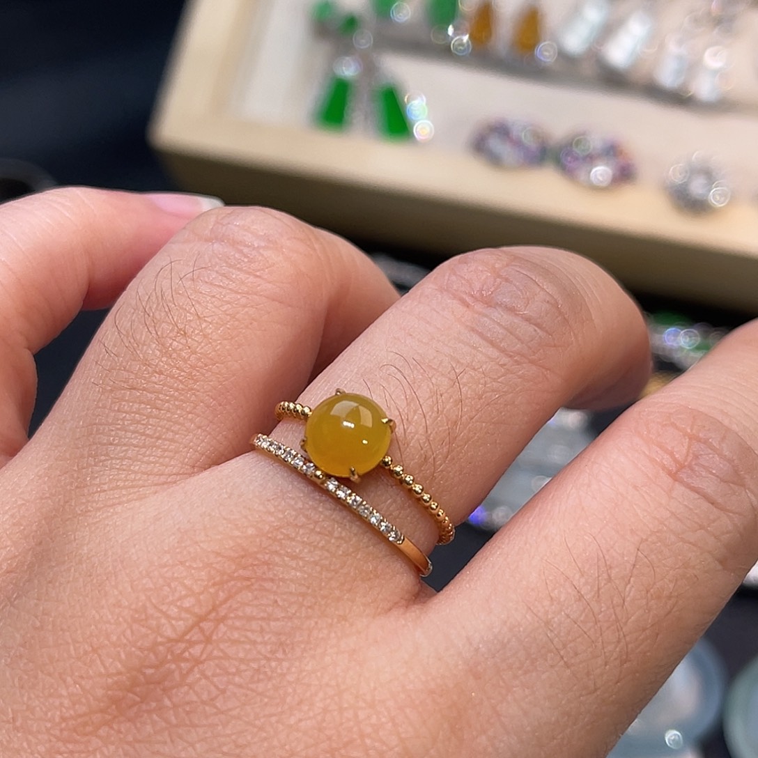 翡翠18K金镶嵌戒指黄翡蛋面