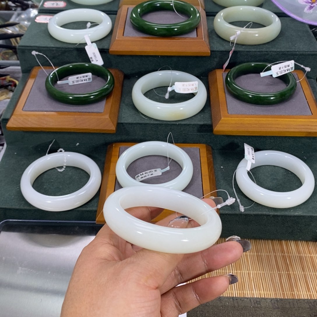 和田玉手镯未镶嵌