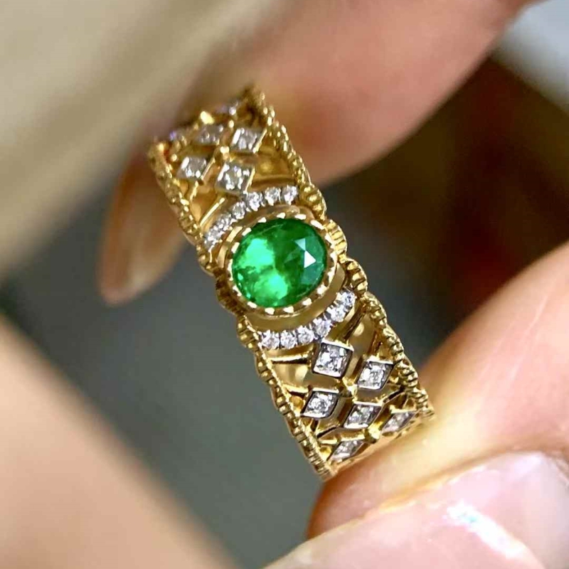 8囍珠宝 18k金 0.29ct 祖母绿戒指 潘杰希尔 镂空复古 宽戒 奢华