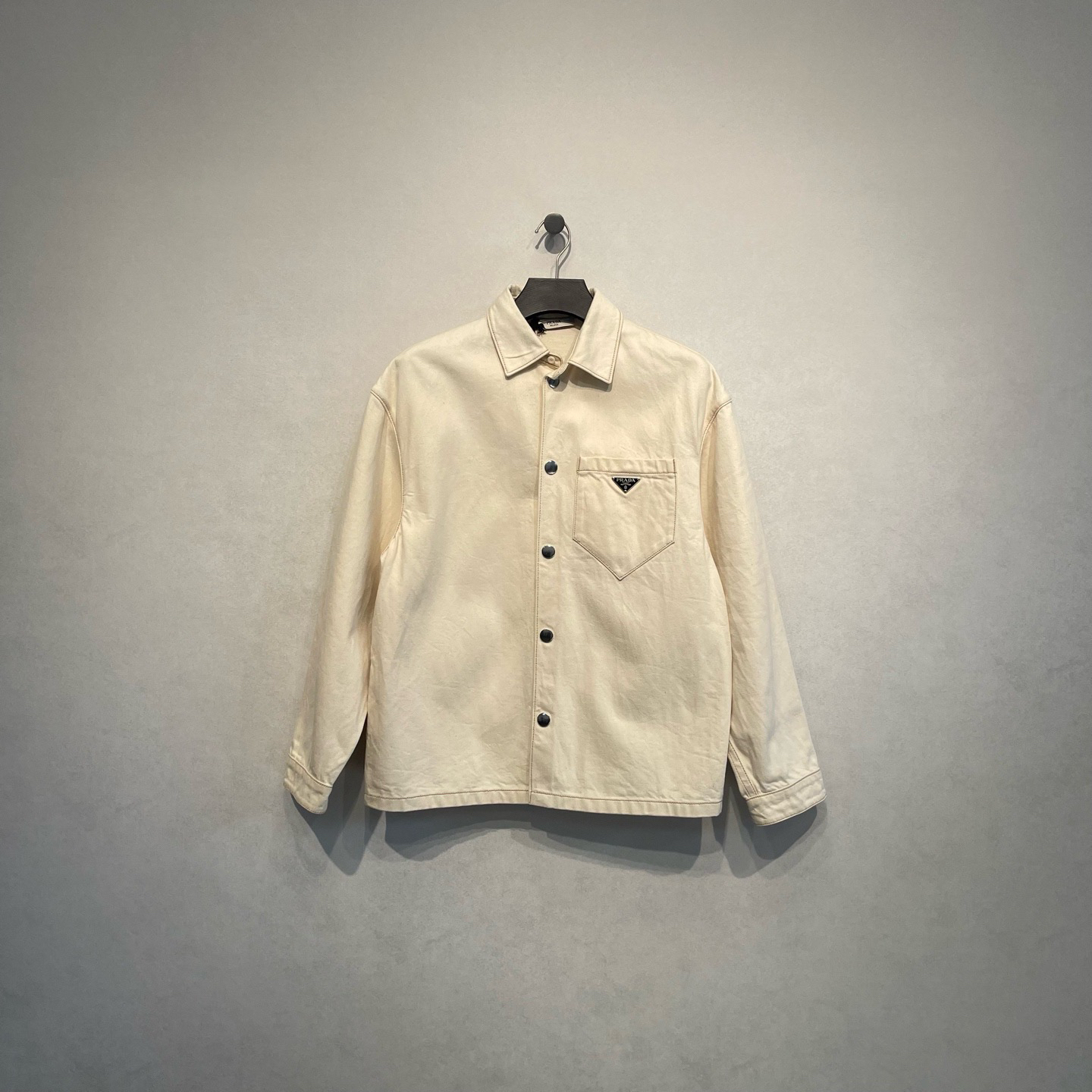 未使用 Prada/普拉达 口袋三角徽标米色牛仔外套/S码/DY216629