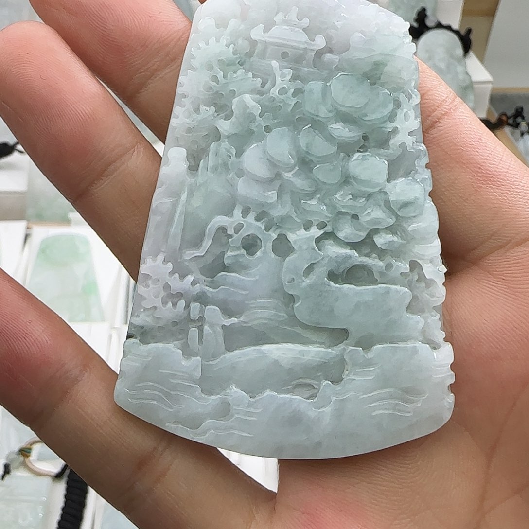 对***点翡翠未镶嵌颈饰翡翠