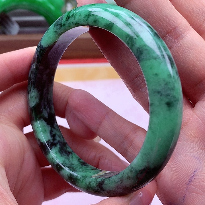 翡翠手镯未镶嵌翡翠