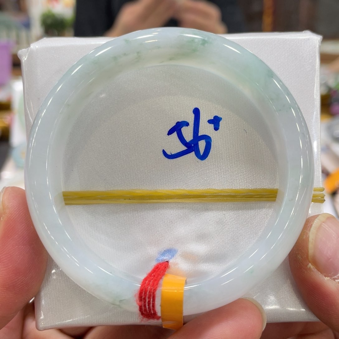 翡翠手镯未镶嵌翡翠