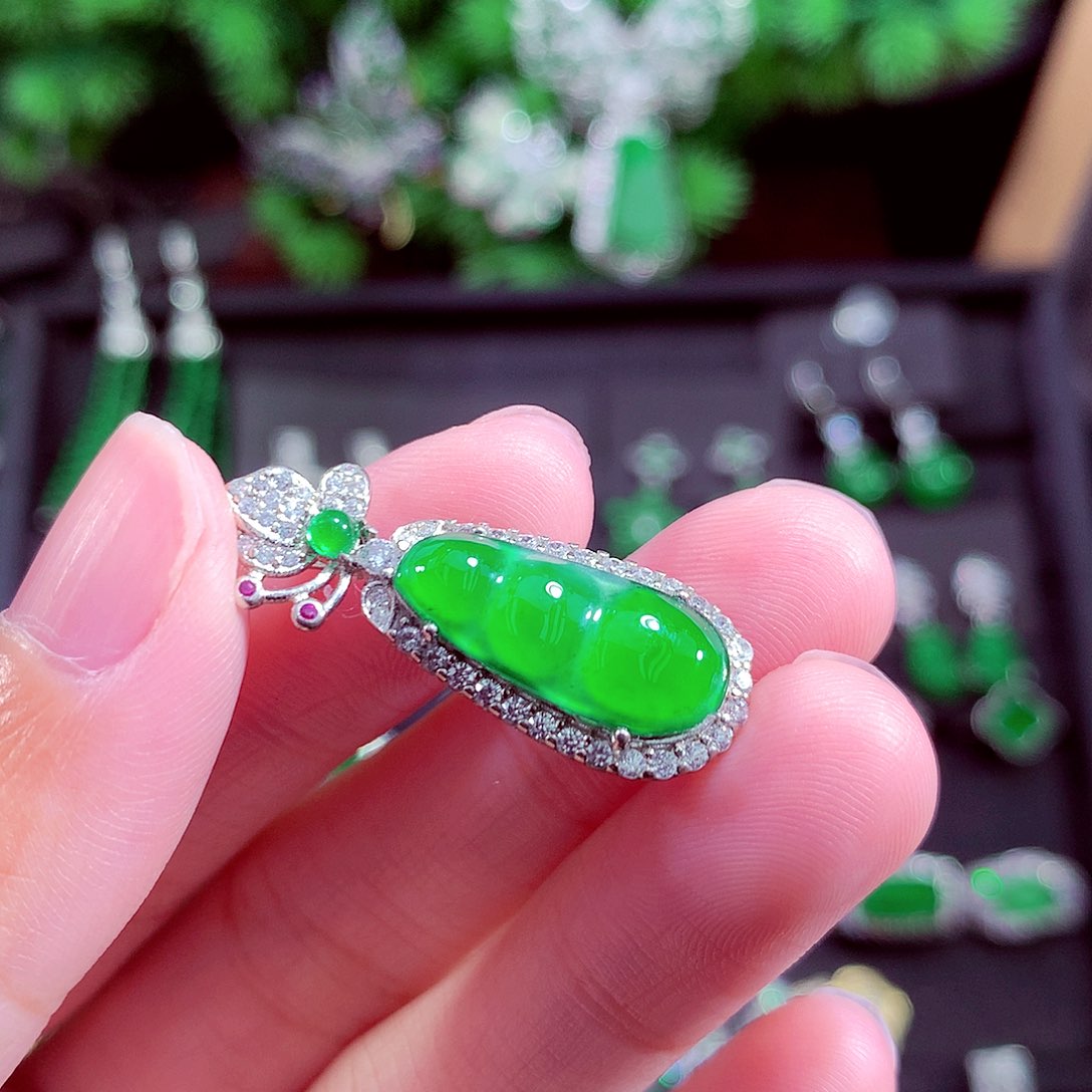 颈饰未镶嵌翡翠天然