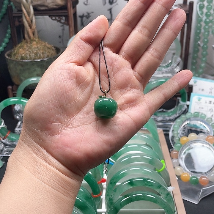 颈饰未镶嵌石英质玉