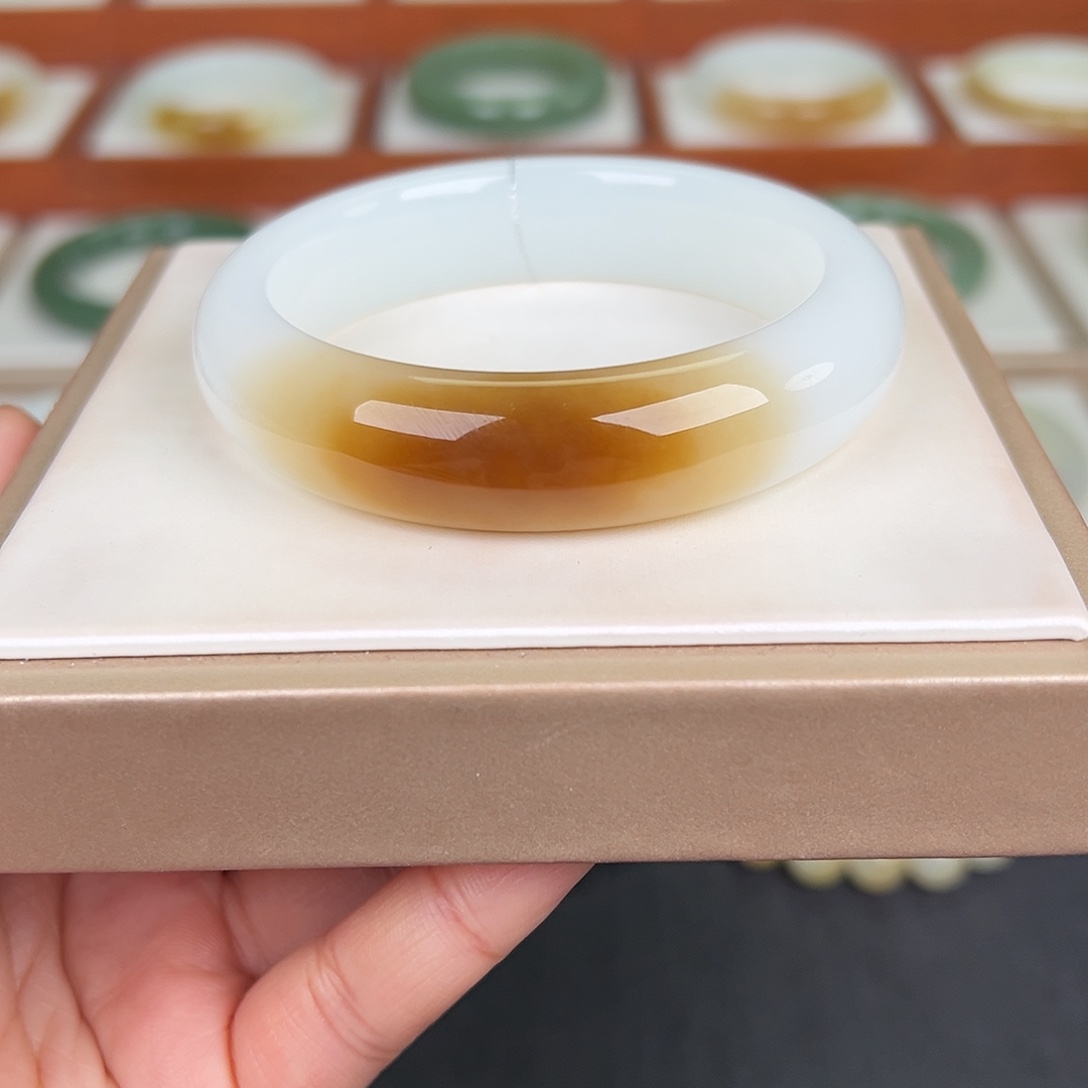 H***W和田玉未镶嵌手镯糖白