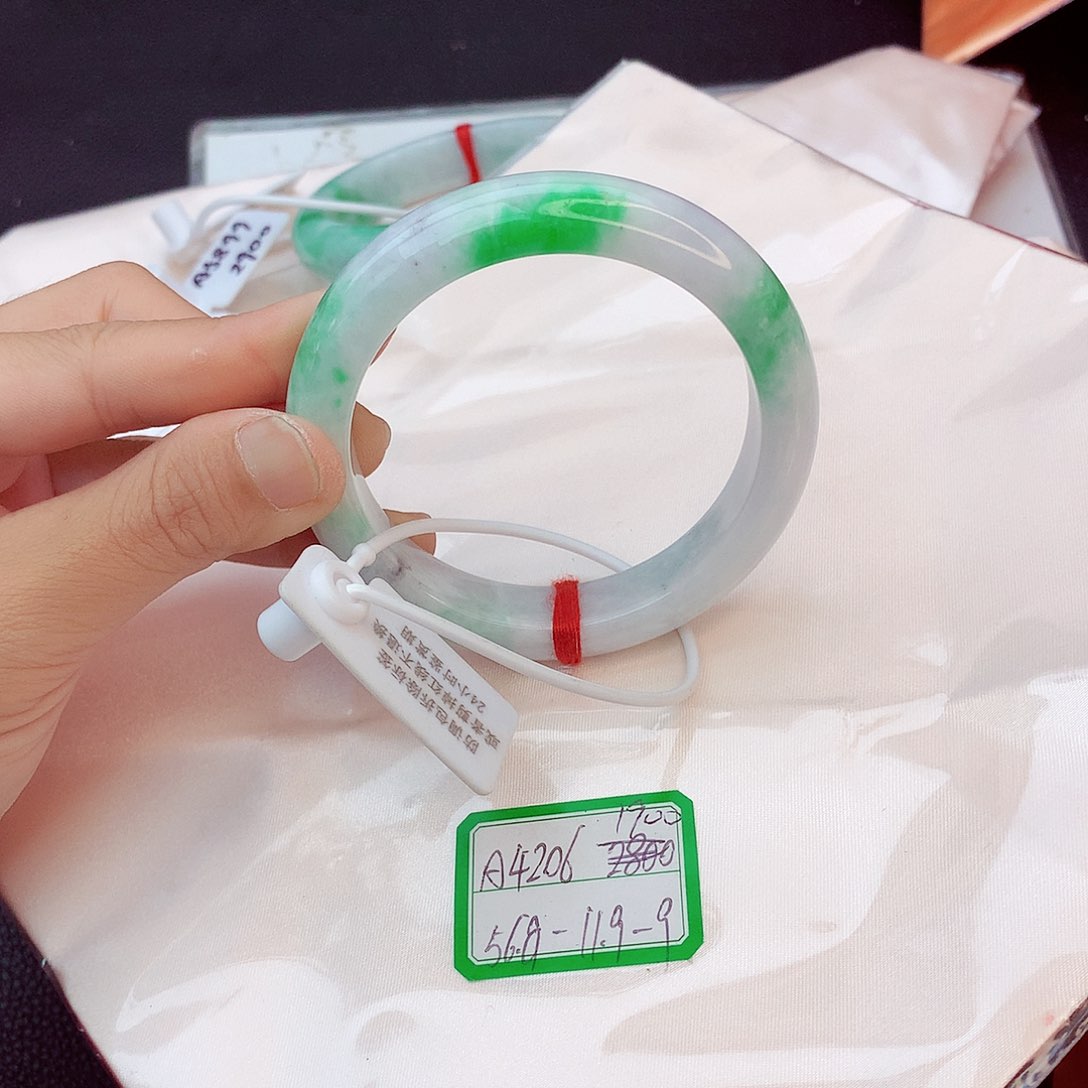 翡翠手镯未镶嵌翡翠