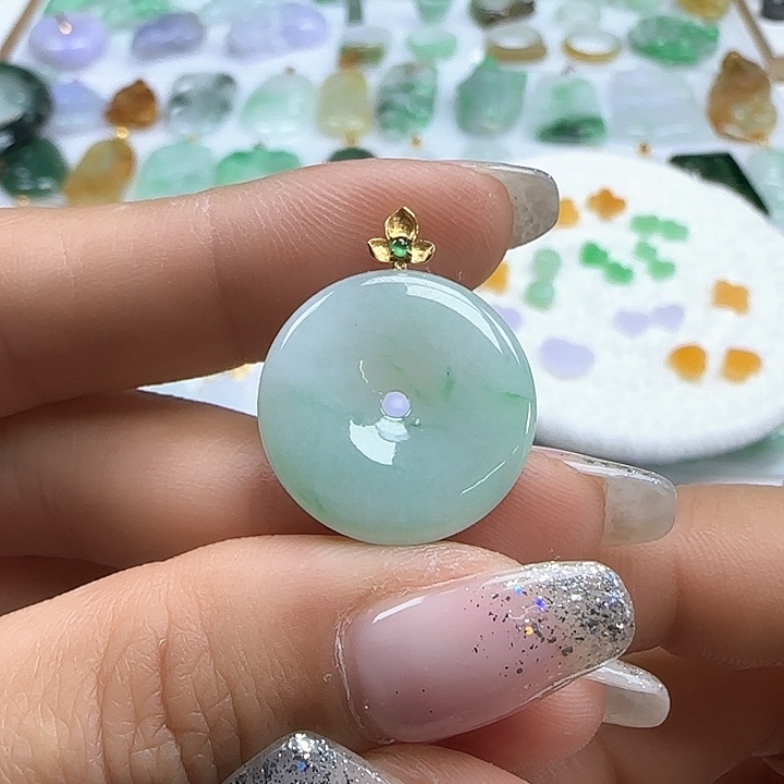 翡翠颈饰未镶嵌飘绿平安扣