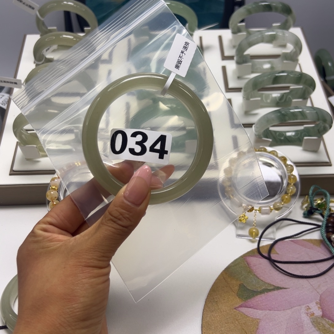 春***憩石英质玉未镶嵌手镯