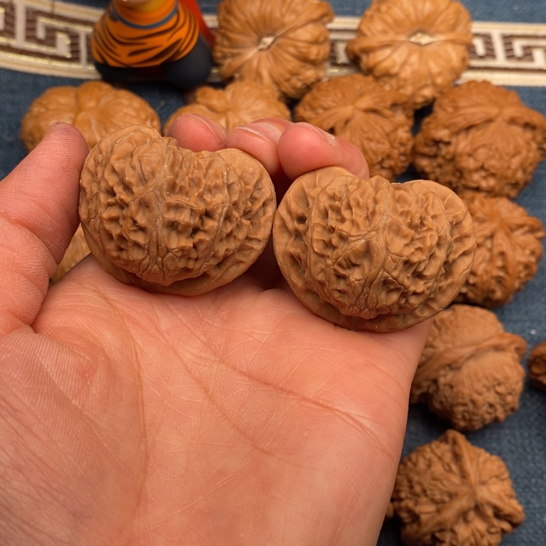 文玩核桃把件二****伴40全品宫灯