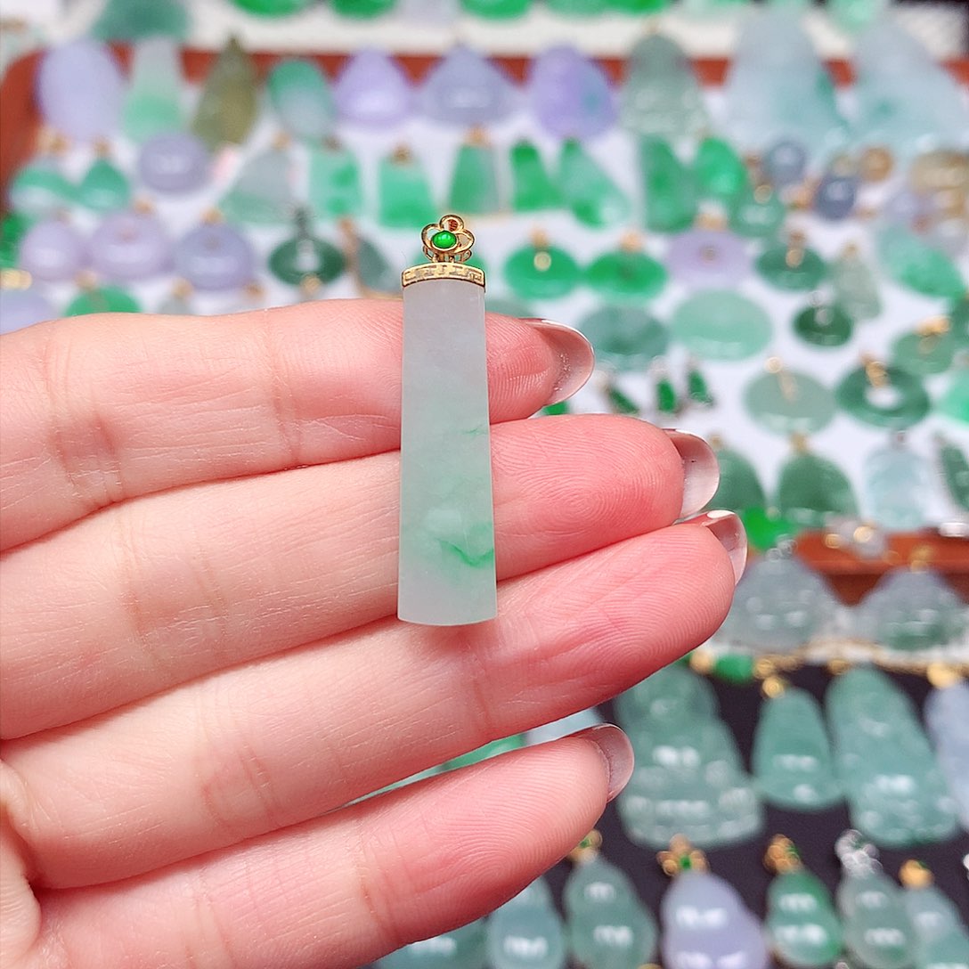 翡翠颈饰18K金镶嵌天然翡翠A货