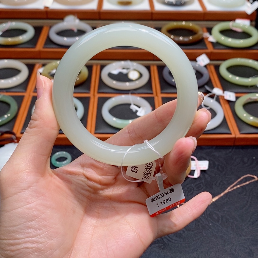 和田玉手镯未镶嵌胖圆条