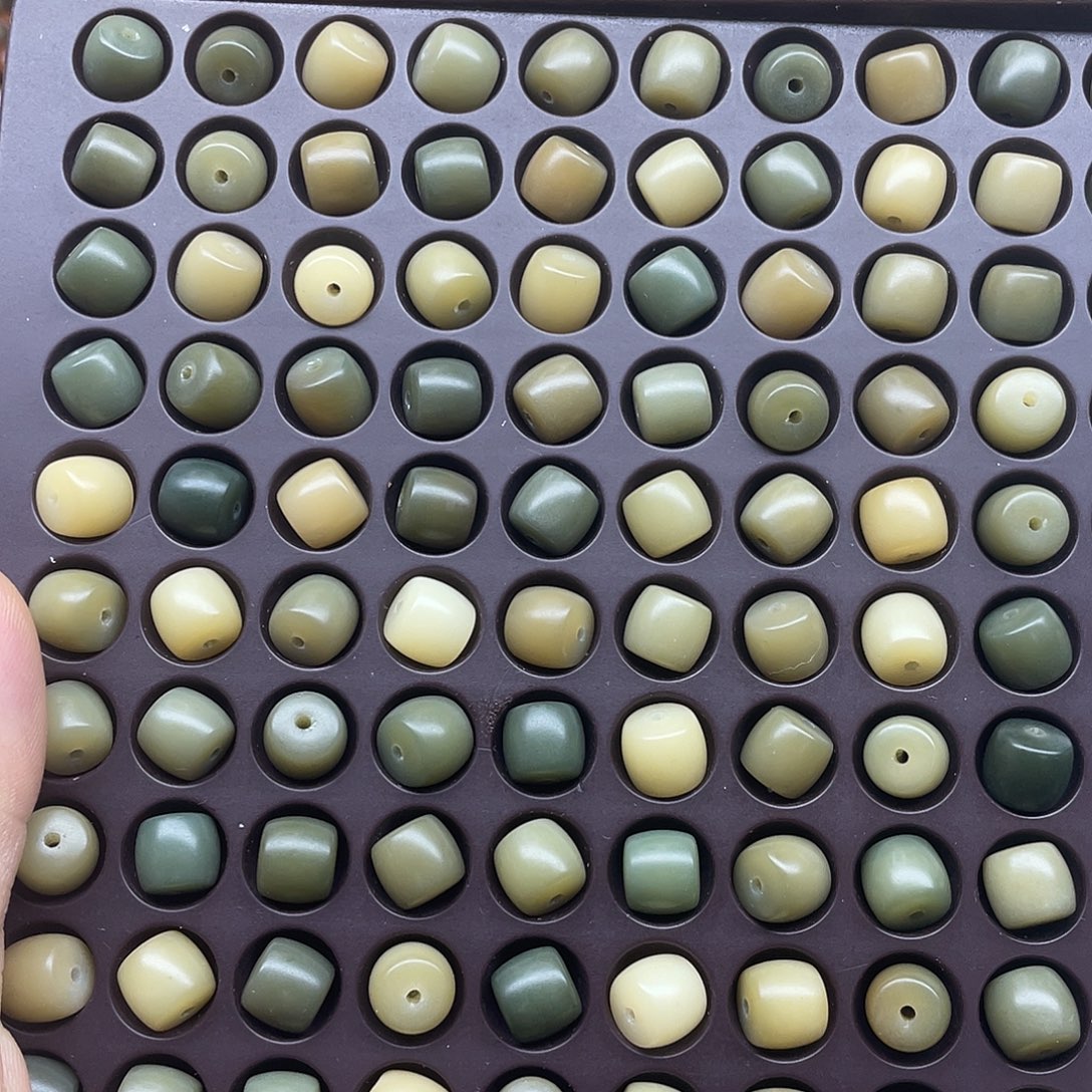 吊坠白玉菩提10、9青提直切130颗