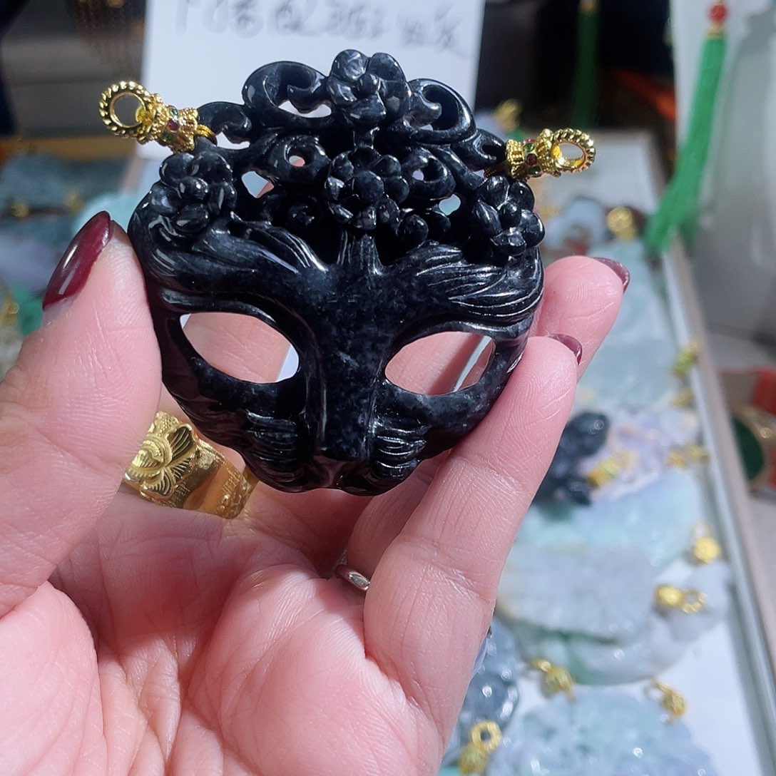翡翠颈饰未镶嵌翡翠乌鸡狐面具