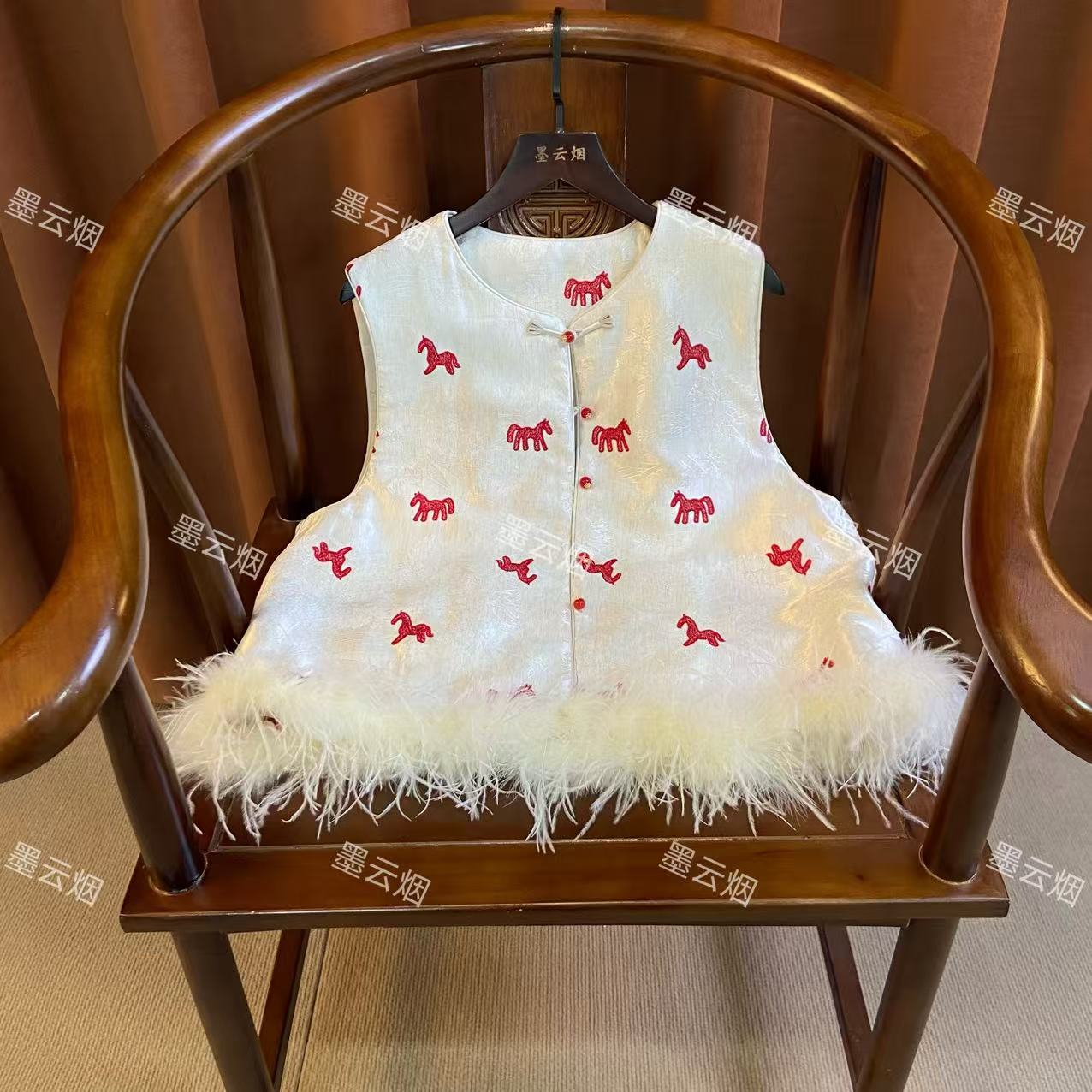 【功马】新中式刺绣驼鸟毛圆领复古马夹上衣休闲风提花宽松型25726