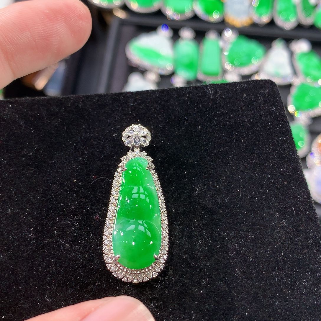 翡翠18K金镶嵌颈饰