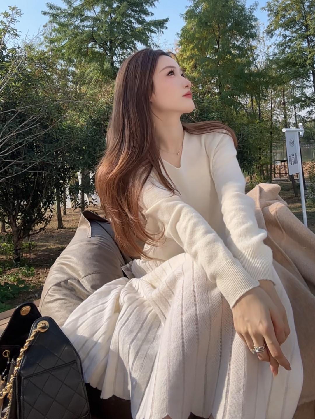 金蘑菇菇 山羊绒毛无缝一体V领打底针织衫女秋冬双股蓬松绒感毛衣