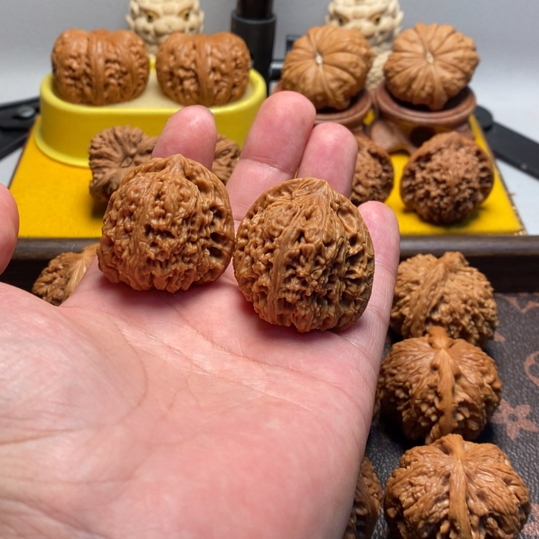 桃核把件天残脚南疆