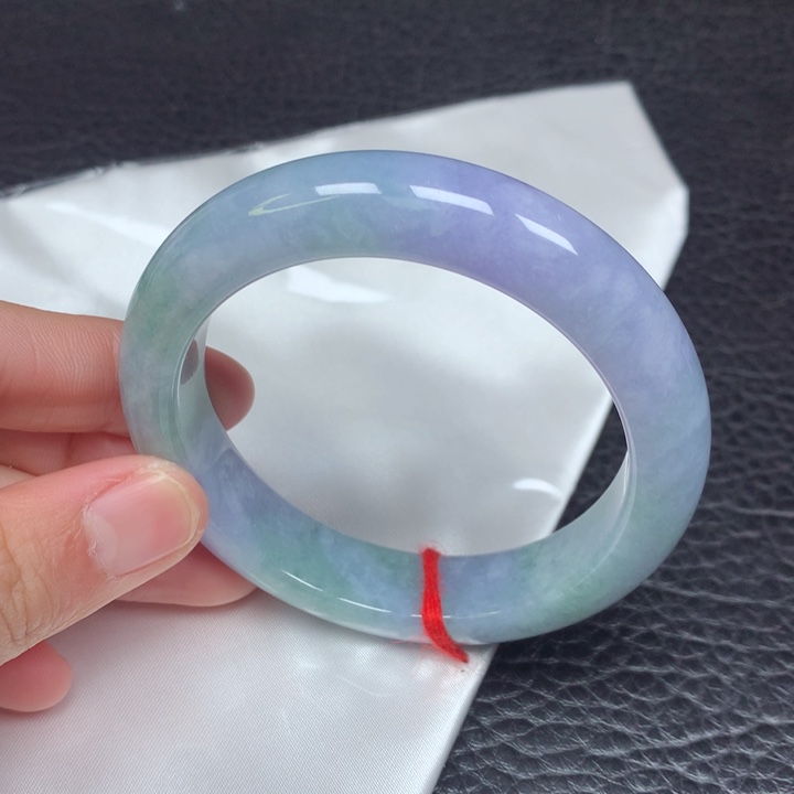 翡翠手镯未镶嵌。