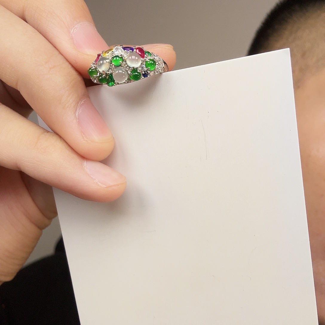 翡翠未镶嵌颈饰一件