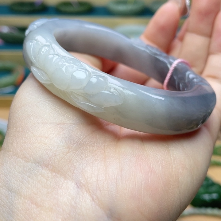 和田玉手镯57+圈口。编号11未镶嵌