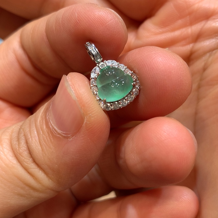 翡翠18K金镶嵌颈饰吊坠