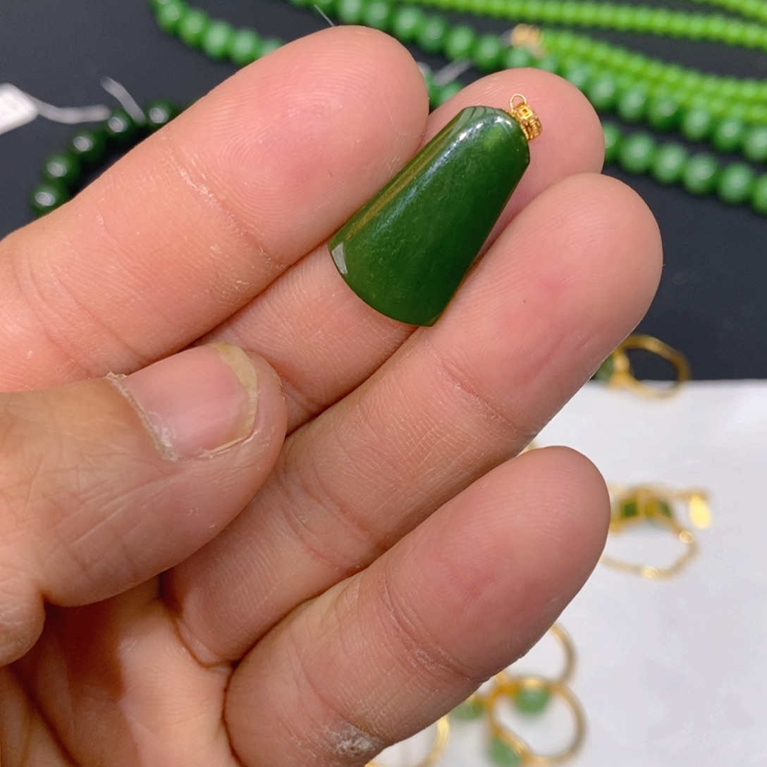 和田玉（碧玉）耳饰18K金镶嵌