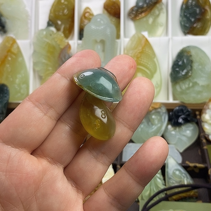 招***宝蛇纹石玉未镶嵌颈饰