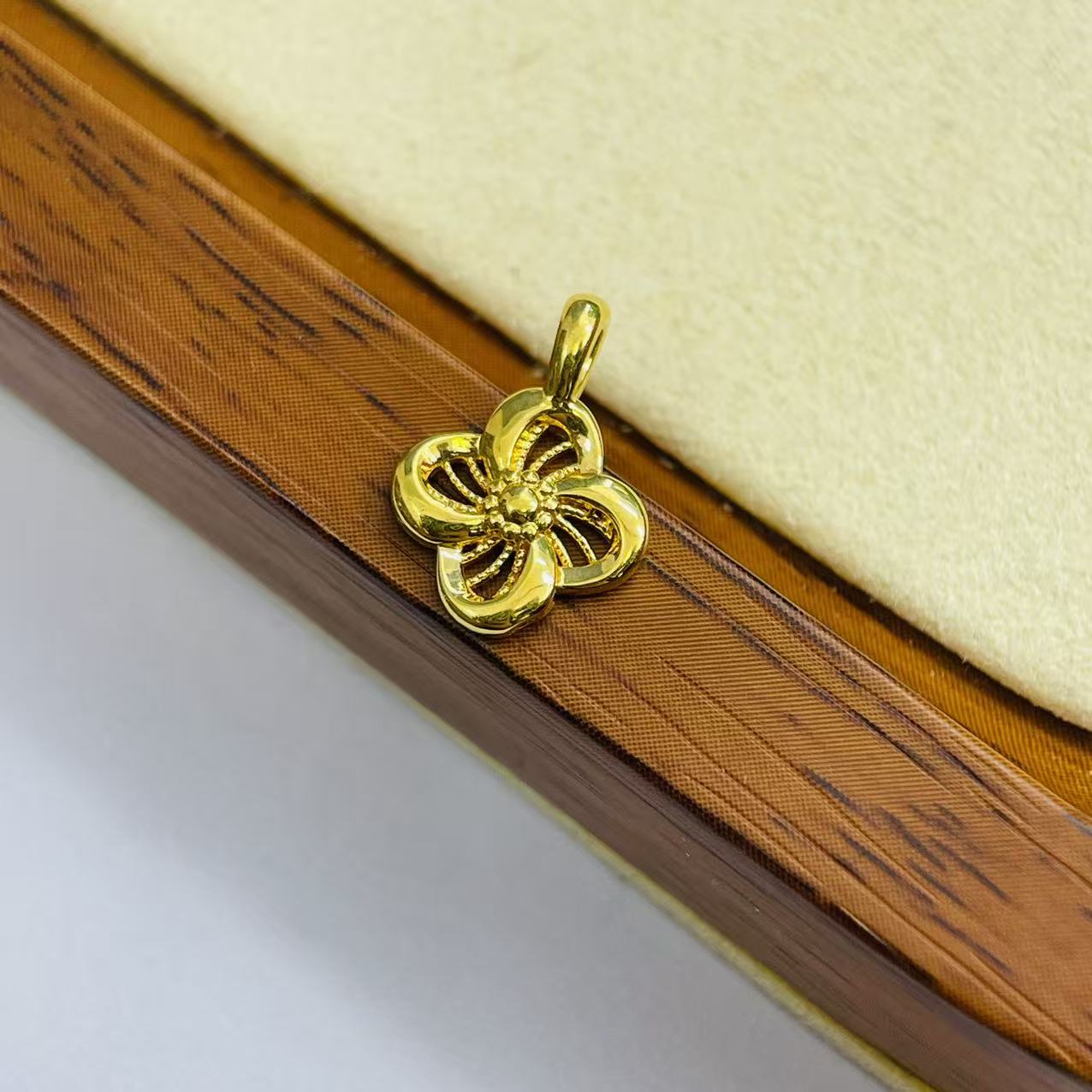 君潮黄金足金999镂空四叶草吊坠DP2875-0310