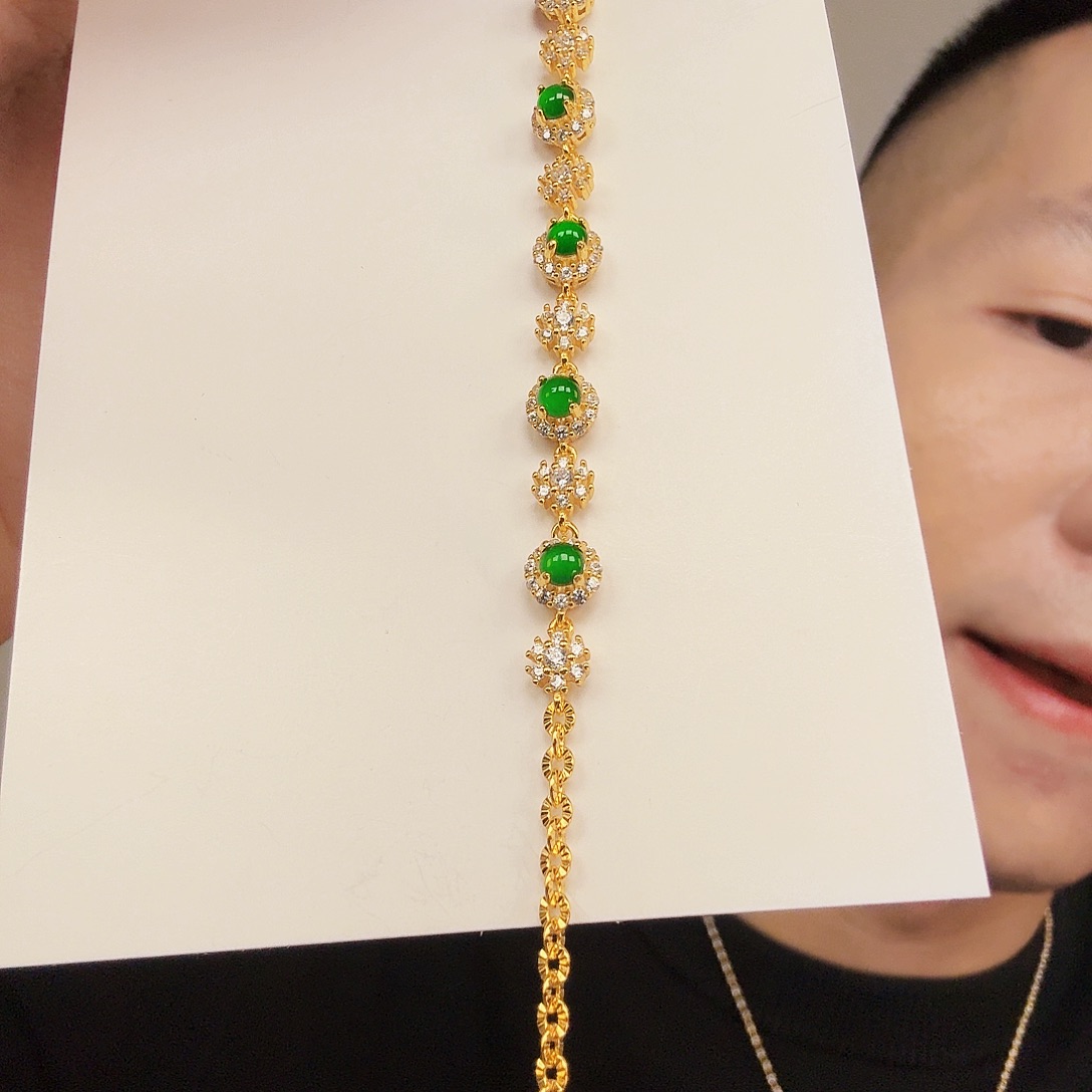 翡翠未镶嵌颈饰一件