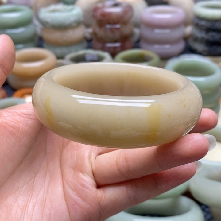 石英岩玉手镯未镶嵌