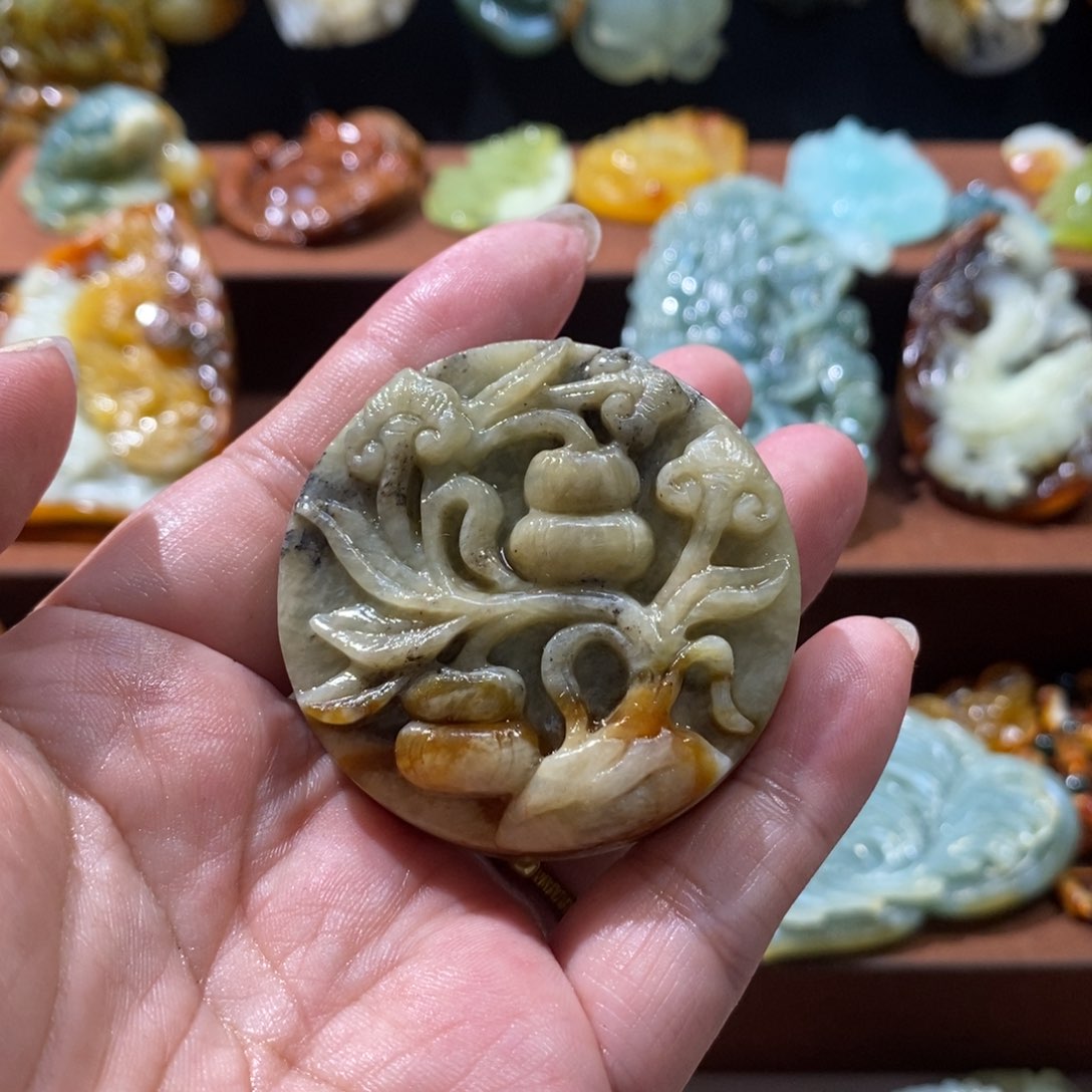 蛇纹石玉未镶嵌颈饰