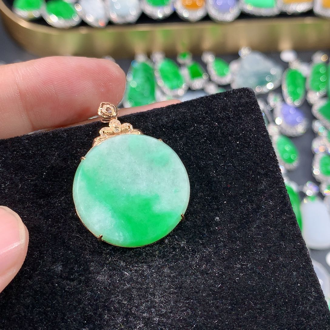 翡翠18K金镶嵌颈饰