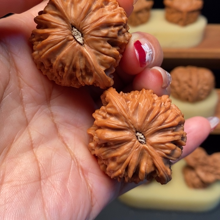 此***伏文玩核桃吊坠40全品红皮山地磨