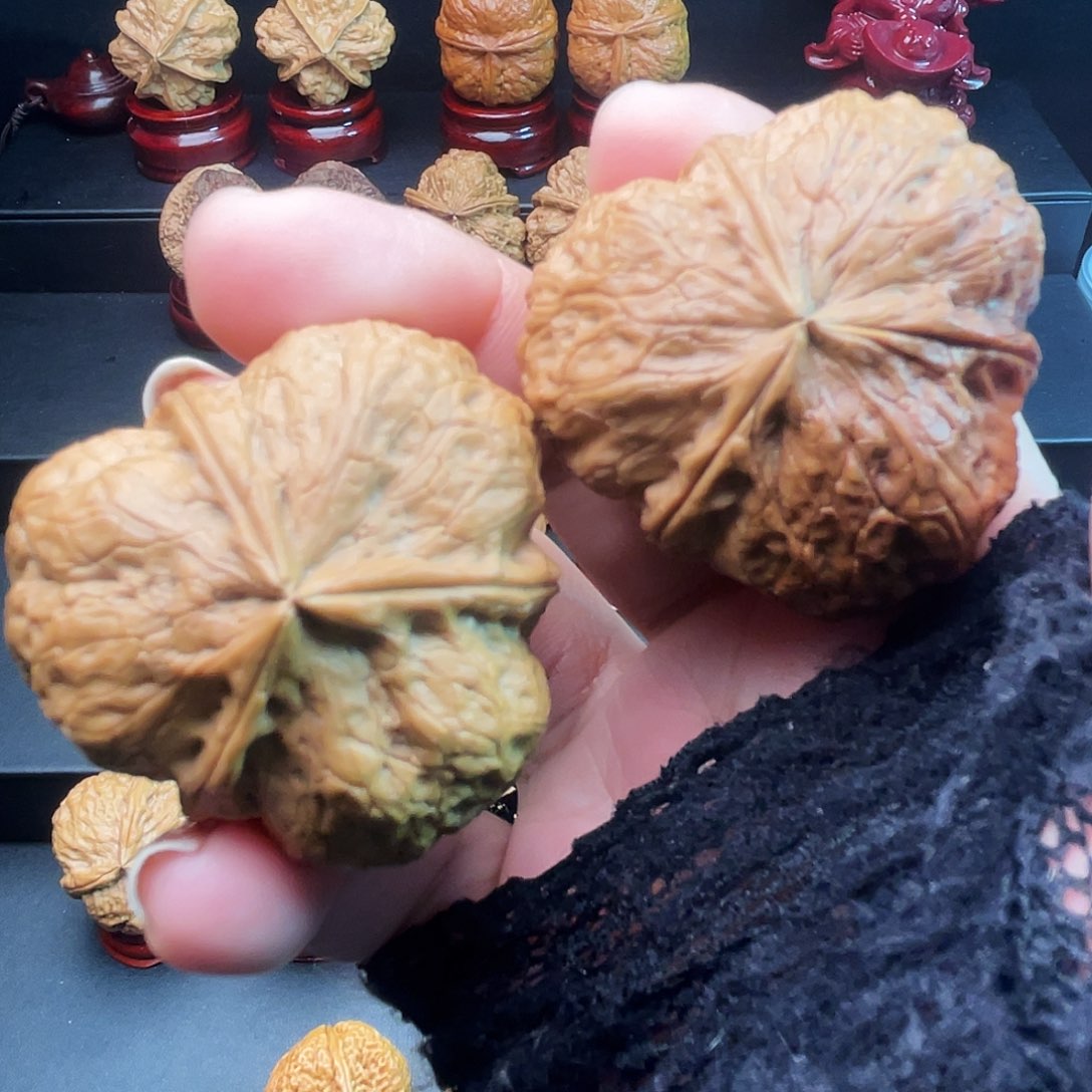 文玩核桃吊坠正奔三……