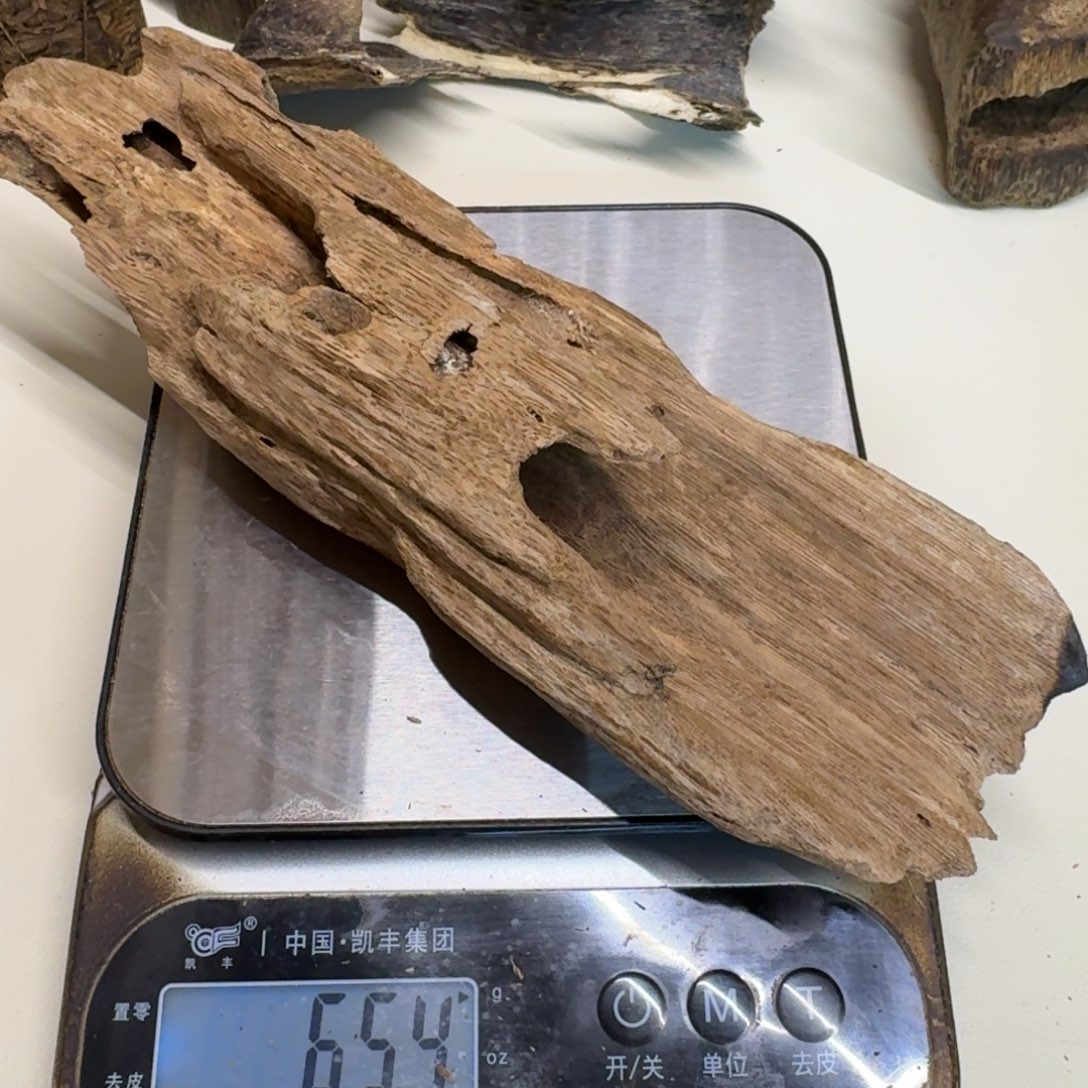 喜***华沉香碎屑沉香海南国香虫漏土沉65克