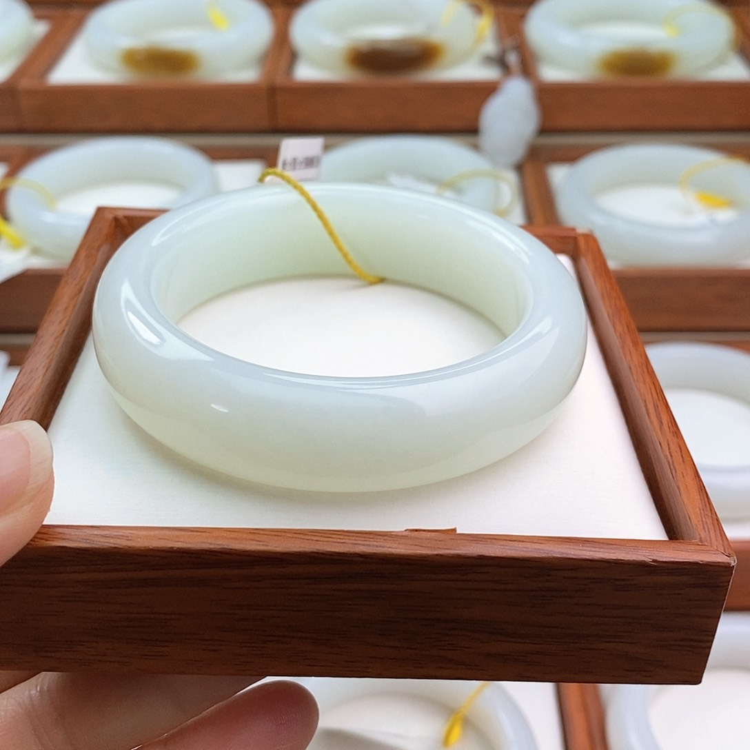 和田玉（白玉）手镯未镶嵌尾****人