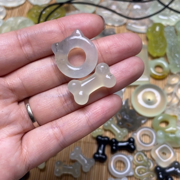 蛇纹石玉颈饰未镶嵌