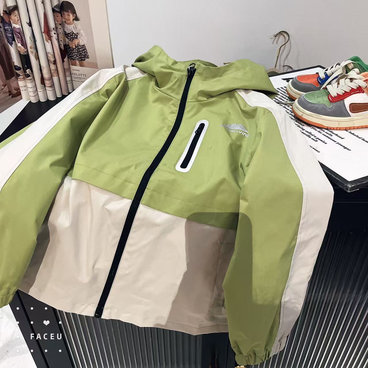 502014《绿》优选韩版儿童时尚春款休闲冲锋衣拼接潮流外套