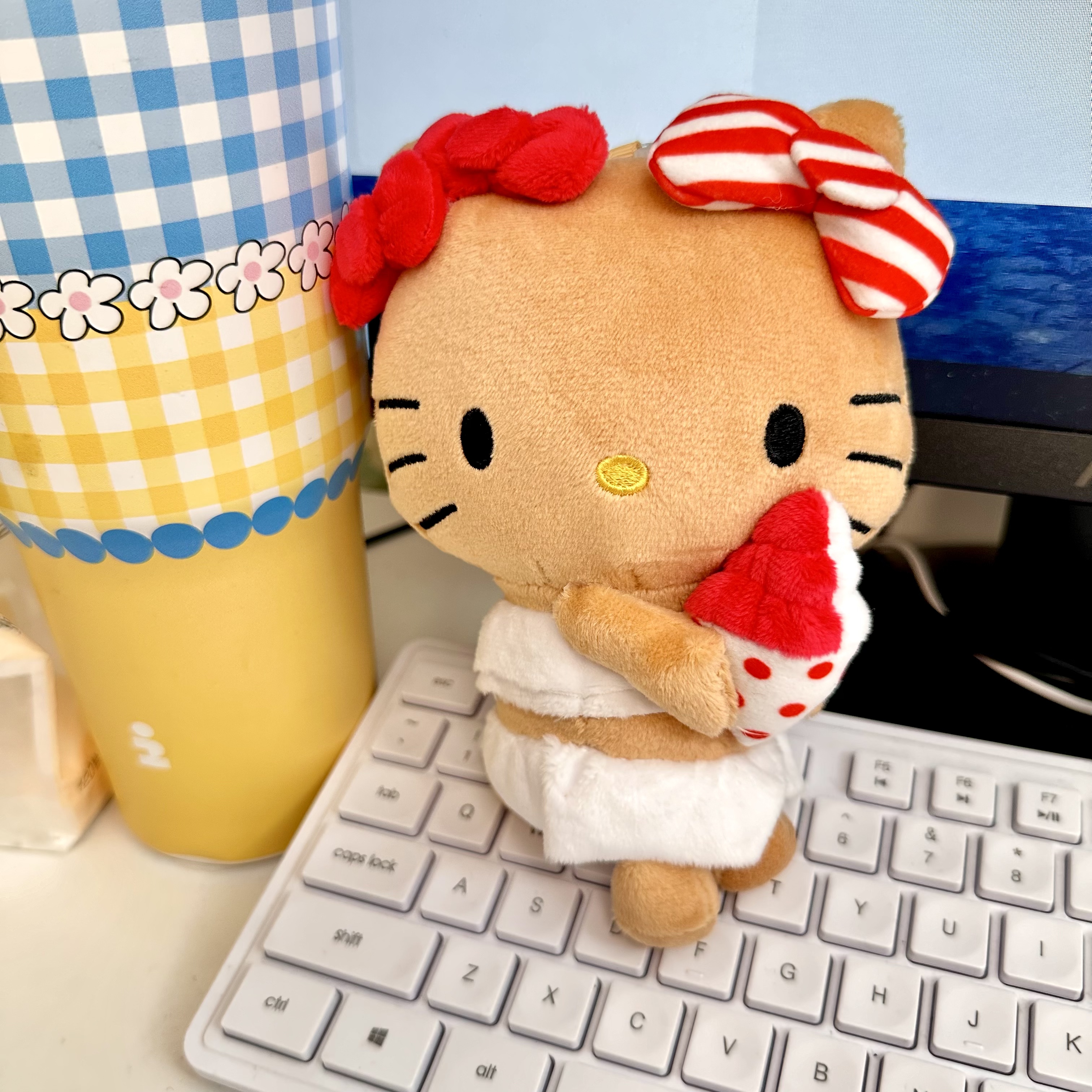 【日本限定】正版HELLOKITTY黑皮AVAIL联名抱草莓KT挂件