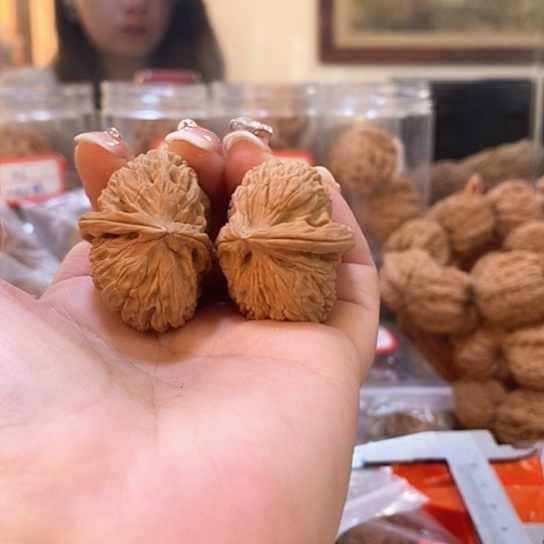 文玩核桃吊坠白狮子半壁