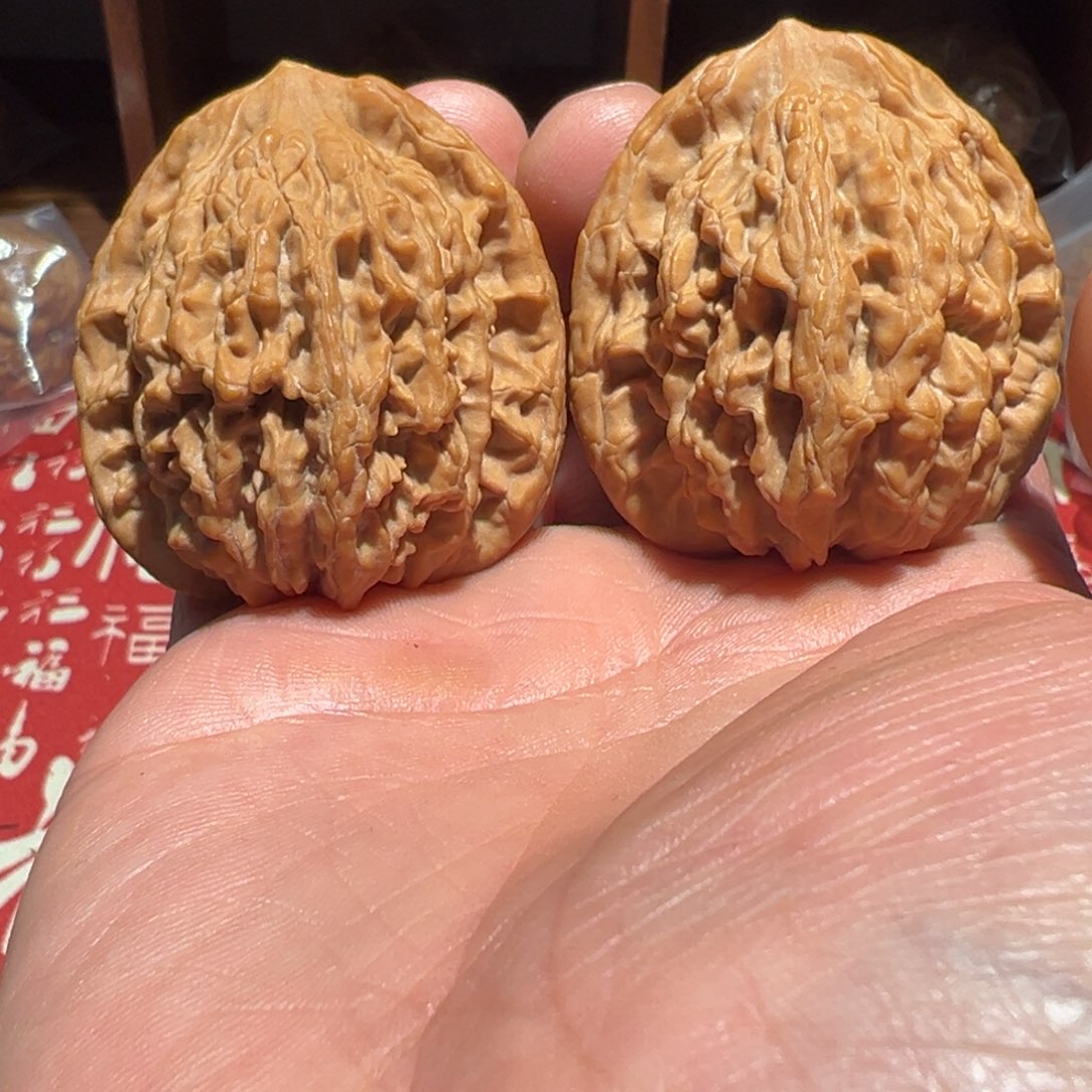 文玩核桃吊坠虎头