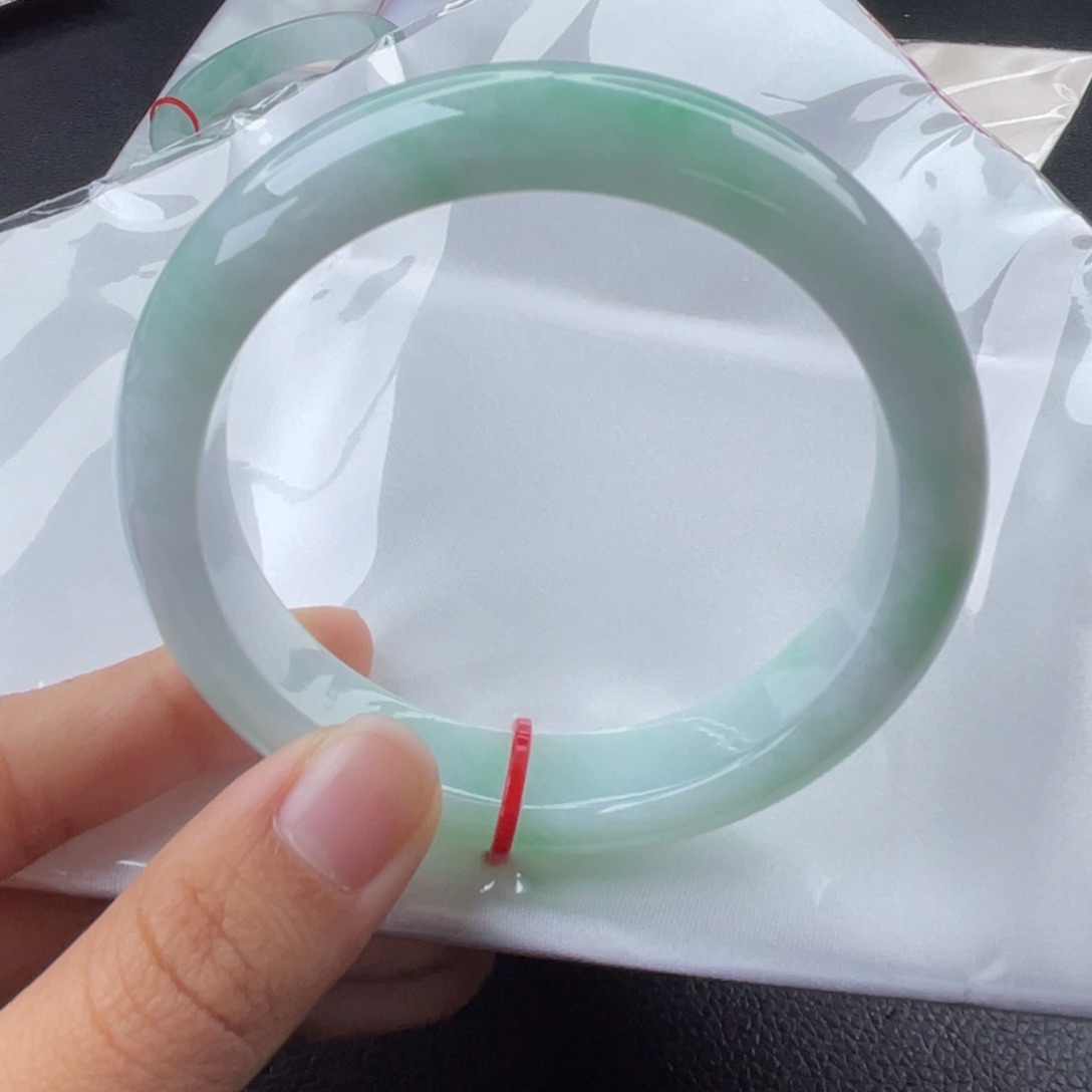 翡翠手镯未镶嵌正圈