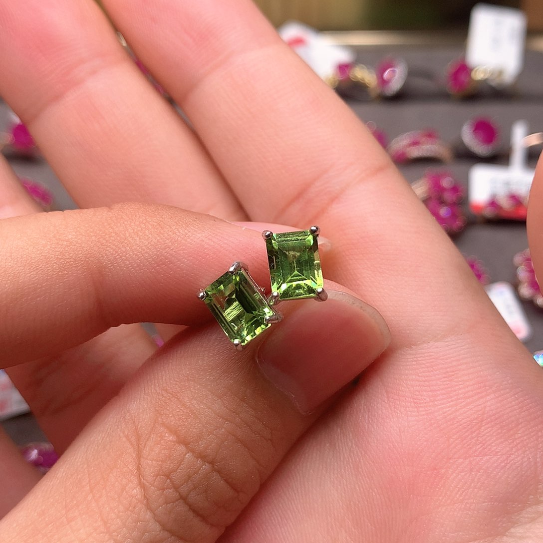 橄榄石耳钉银S925镶嵌