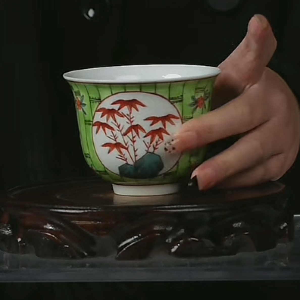 Y粉彩开窗洞石竹纹杯