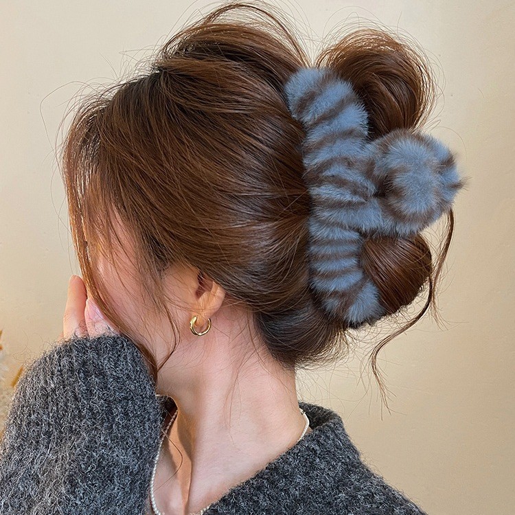 秋冬高级感毛绒豹纹抓夹女大号脑勺毛茸茸鲨鱼夹盘发发夹子头饰