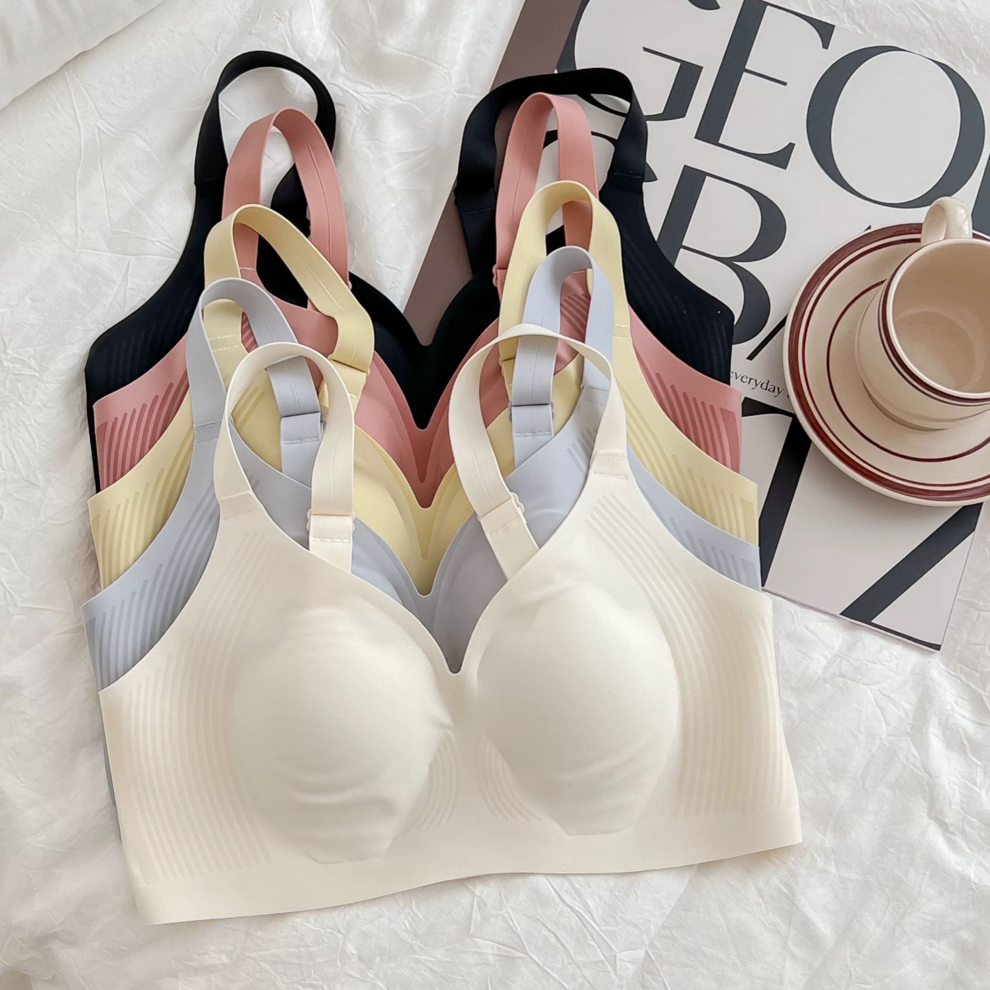 无痕薄款大胸显小花瓣兔耳朵杯胸罩