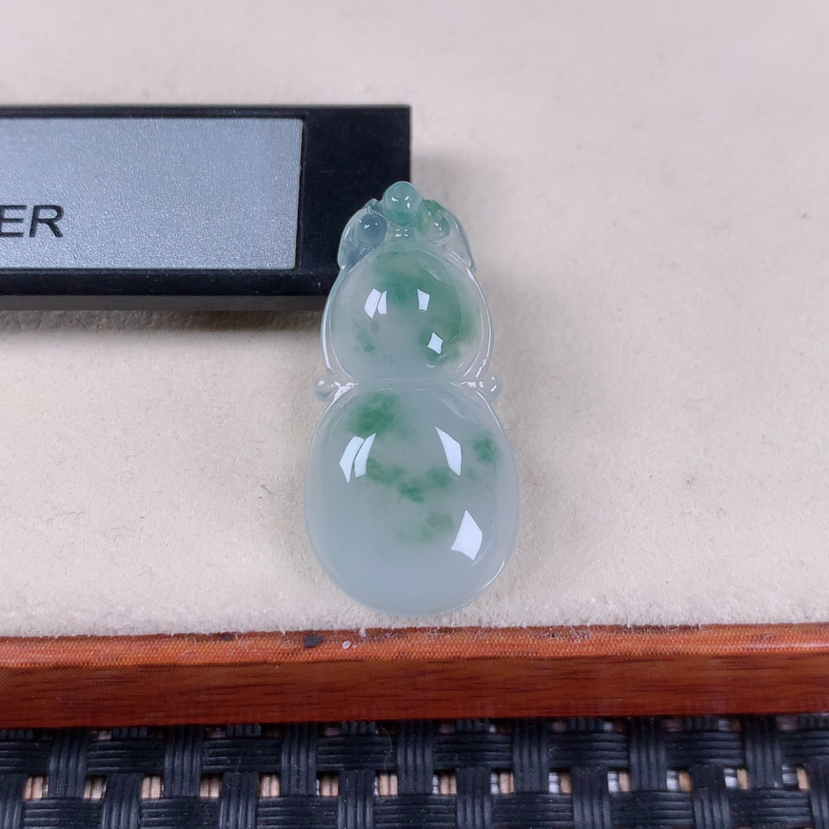 缅甸天然翡翠冰透飘花葫芦吊坠玉葫芦挂坠尺寸：28×13.5×6mm